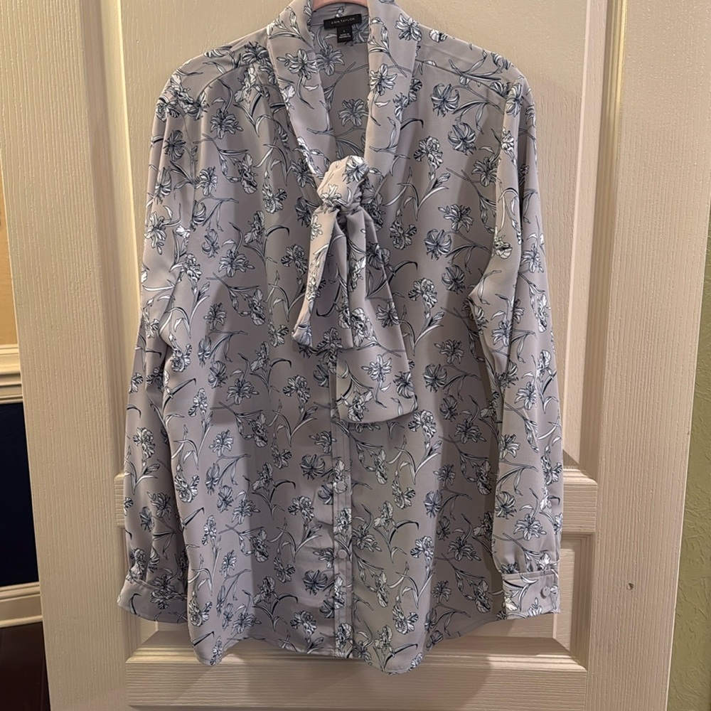 Ann Taylor Blouse, Tie V-Neck Popover, Large, Gray, White, and Navy Blue
